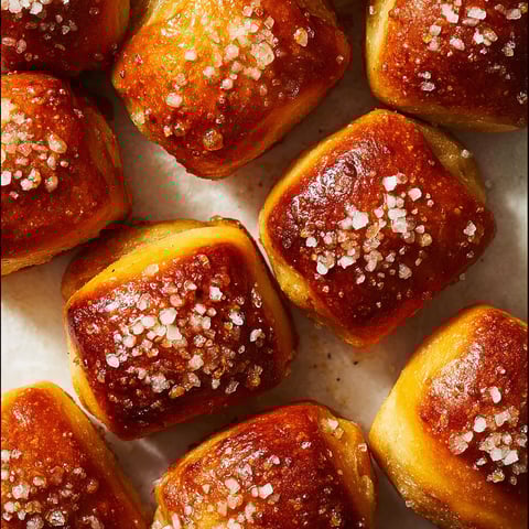 Weiche Laugenbällchen mit Salz.