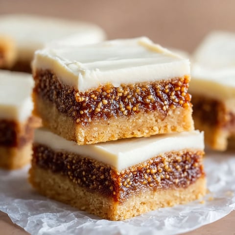 A stack of dekadente feigen-cheesecake-riegel.